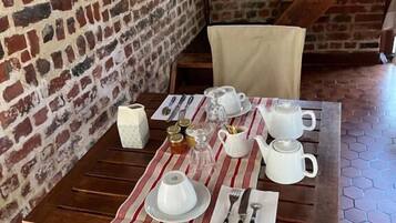 Kahden hengen huone, 1 keskisuuri parisänky, oma kylpyhuone, näköala pihalle | Ruokailu