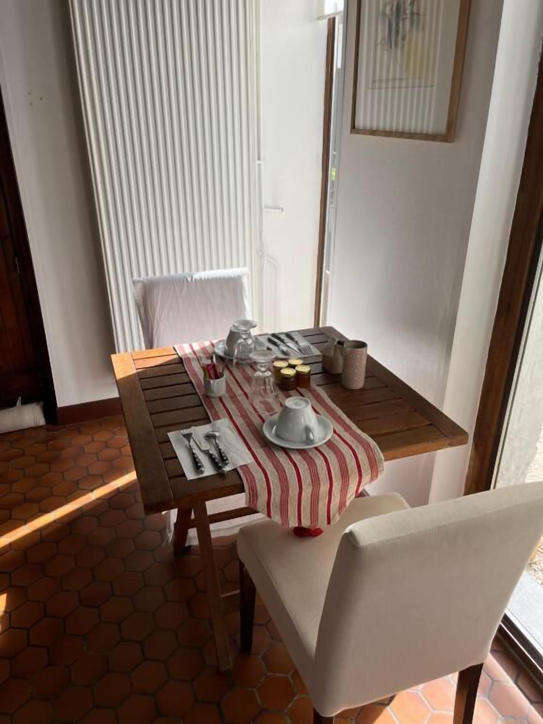 Double Room, 1 Queen Bed, Private Bathroom, Courtyard View | Dining