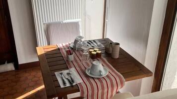 Double Room, 1 Queen Bed, Private Bathroom, Courtyard View | Dining