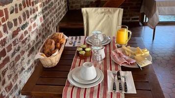 Triple Room, Courtyard View | Dining