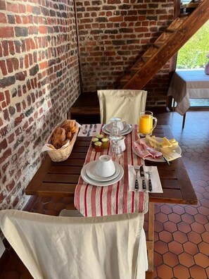 Triple Room, Courtyard View | Dining
