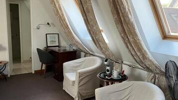 Triple Room, Courtyard View | Interior