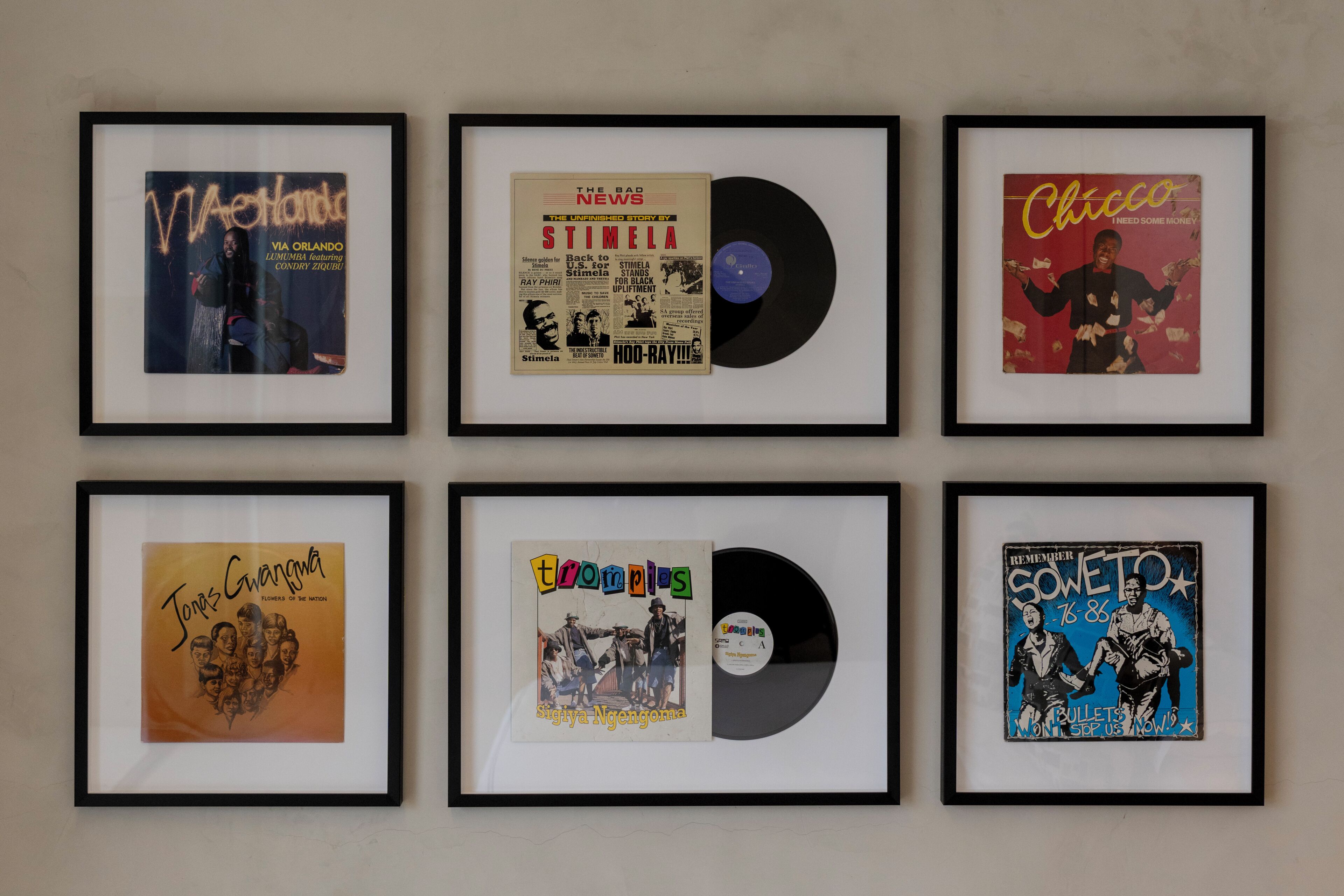 Six objets encadrés, chacun contenant un disque vinyle et sa pochette.