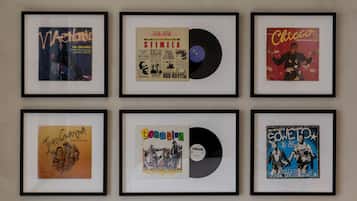Six objets encadrés, chacun contenant un disque vinyle et sa pochette.