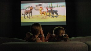 Una pantalla de cine en un teatro mostrando una película.