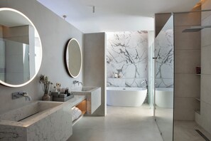 Bồn tắm và buồng tắm vòi sen riêng 