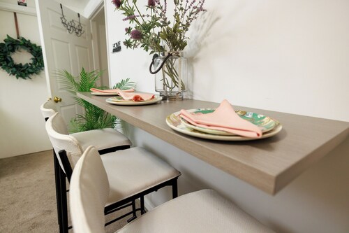 Stylish Private 2BR Suite with Separate Entry