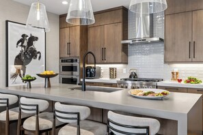 Een koelkast, een microgolfoven, een oven, een kookplaat