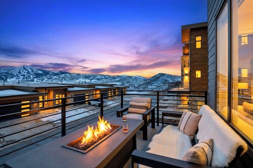 Upscale Home + Hot Tub + Firepit + Mountain Views + Near Deer Valley East