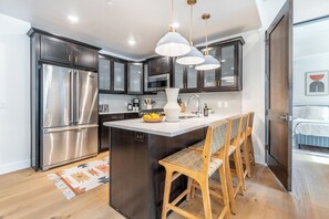 Een koelkast, een microgolfoven, een oven, een kookplaat