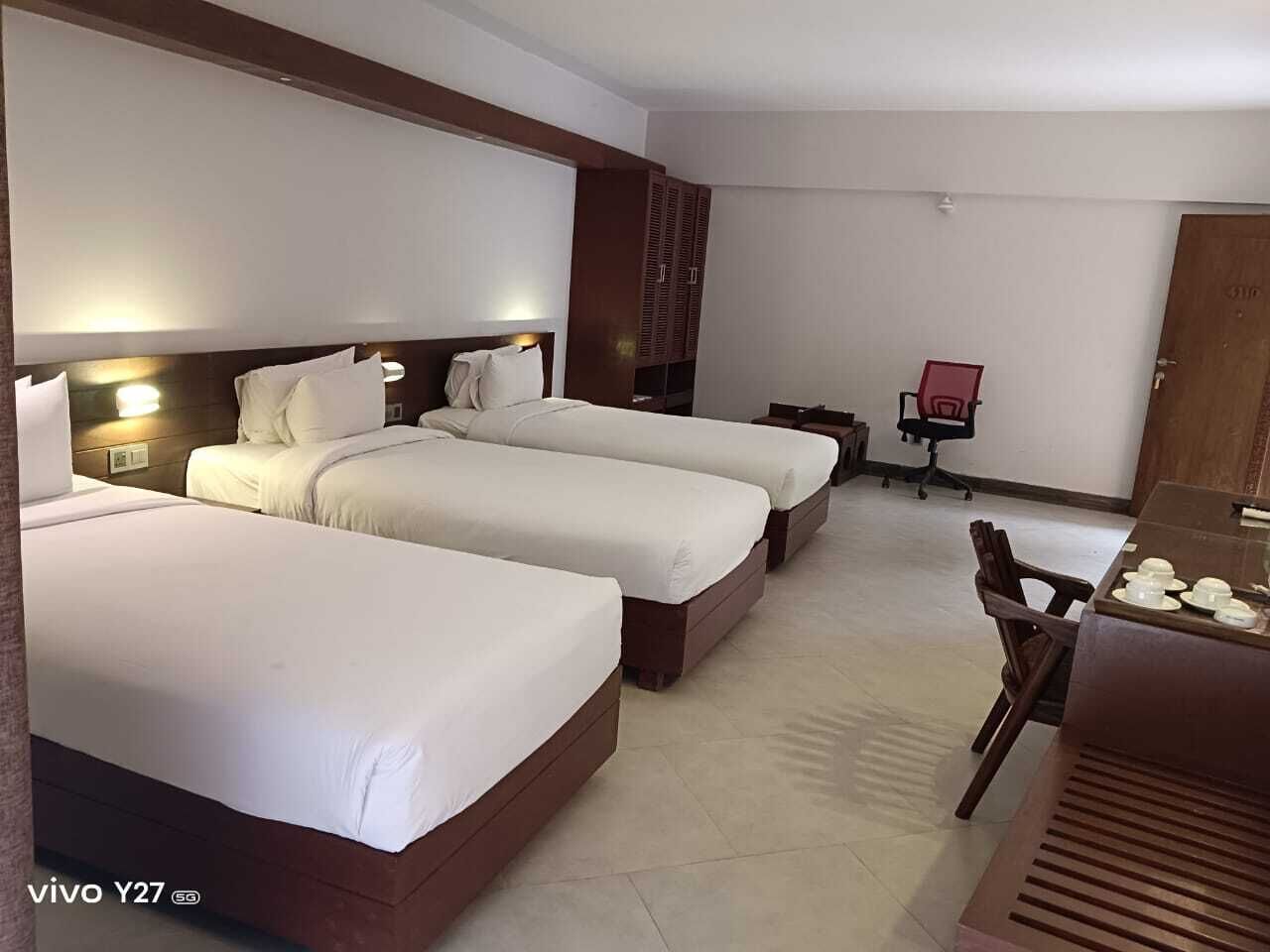 Superior Triple Room | Desk, free WiFi, bed sheets