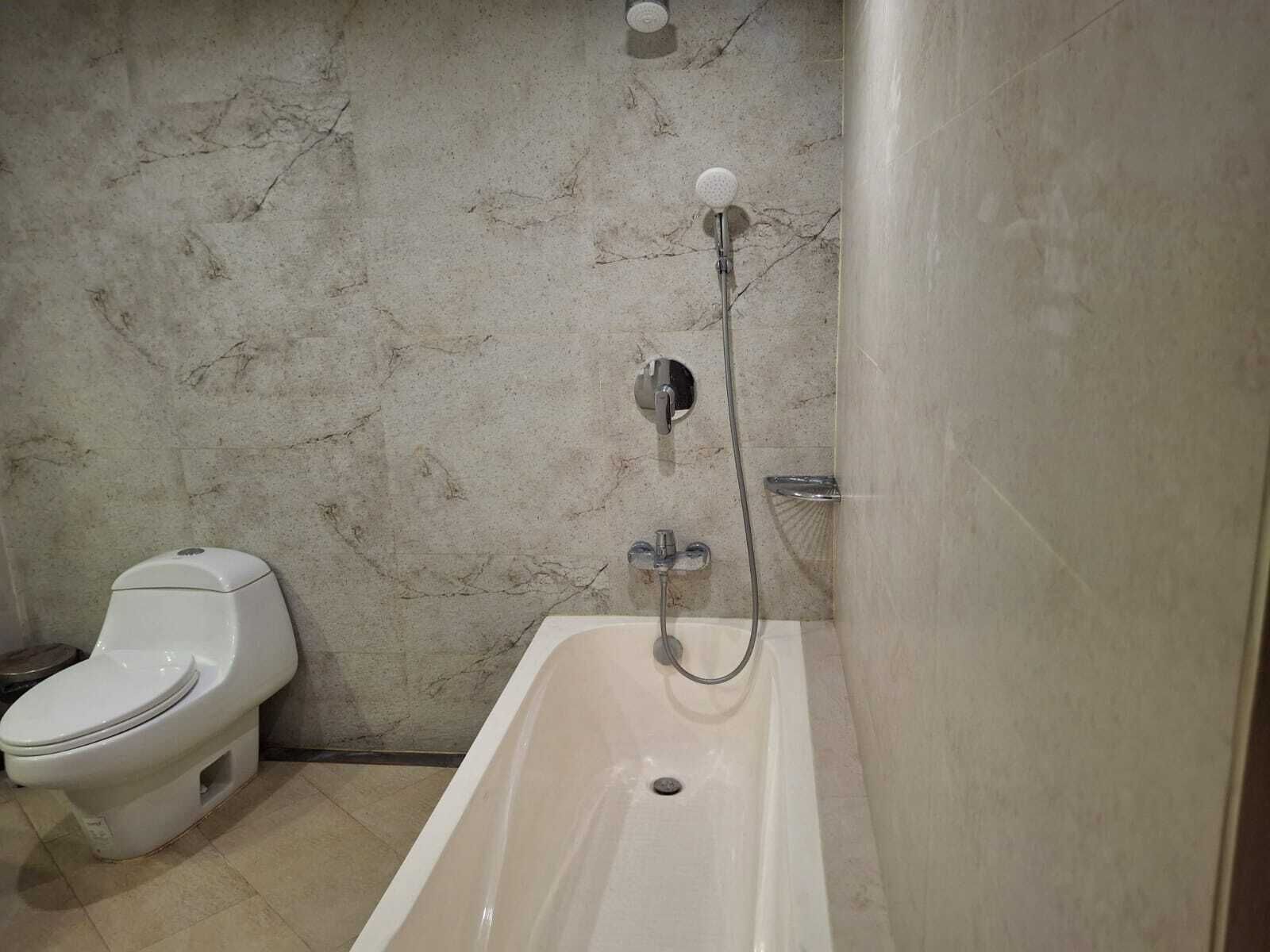 Kylpyhuone, jossa on kylpyamme, wc ja suihku.