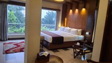 Suite Royal | Una scrivania, Wi-Fi gratuito, lenzuola