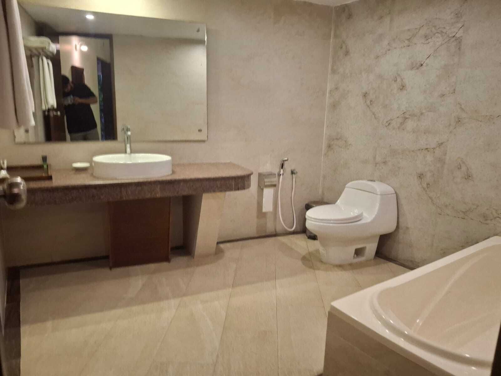 Une salle de bain moderne avec un lavabo, des toilettes et une baignoire.