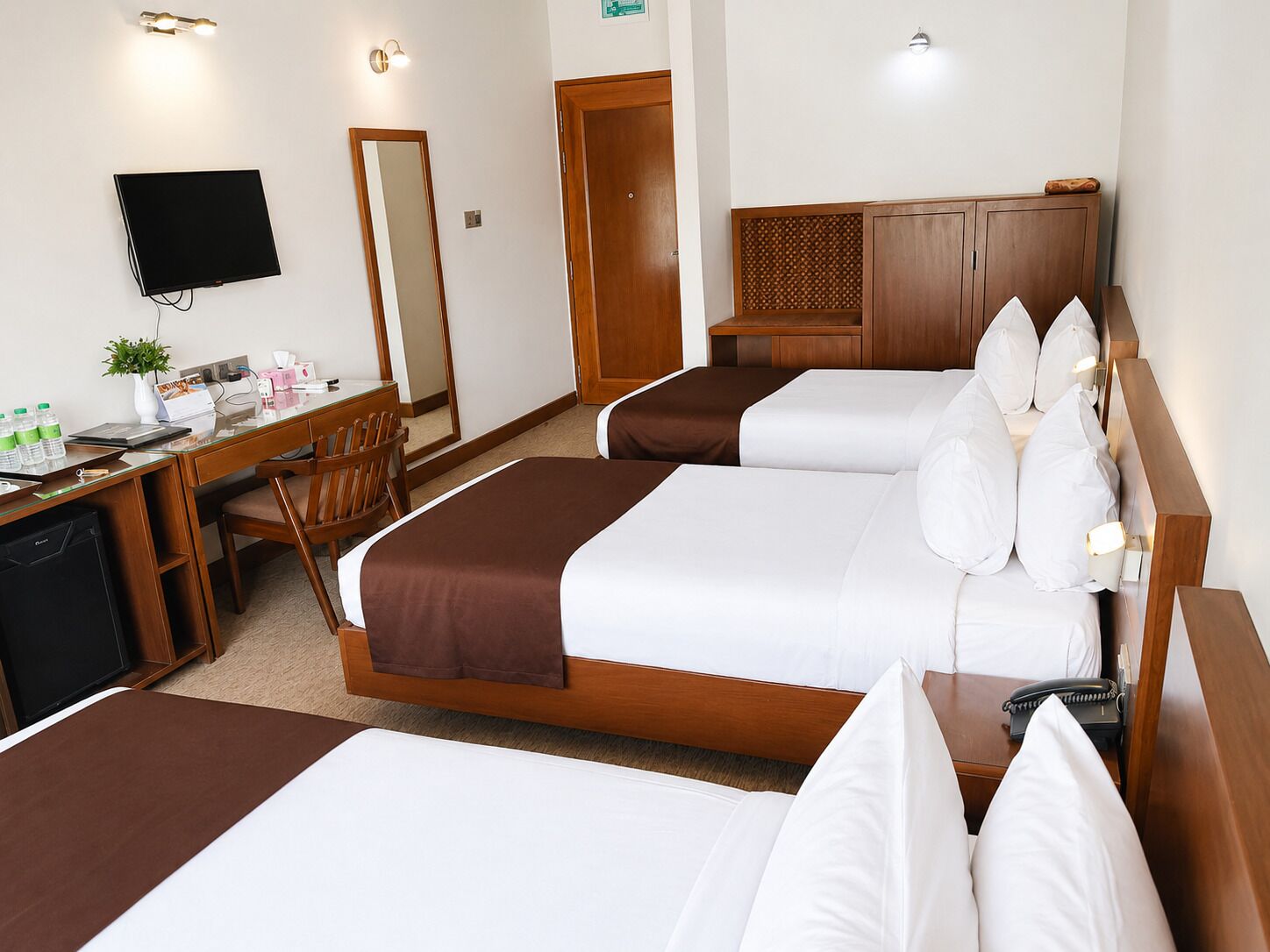 Executive Triple Room | Desk, free WiFi, bed sheets