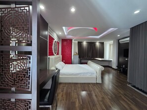 A modern bedroom with a bed, a desk, and a TV. - O-Haus Chiangmai Airbnb Host (Hang Dong)