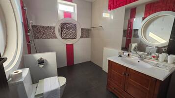 Deluxe Single Room | Bathroom | Shower, hair dryer, towels, soap