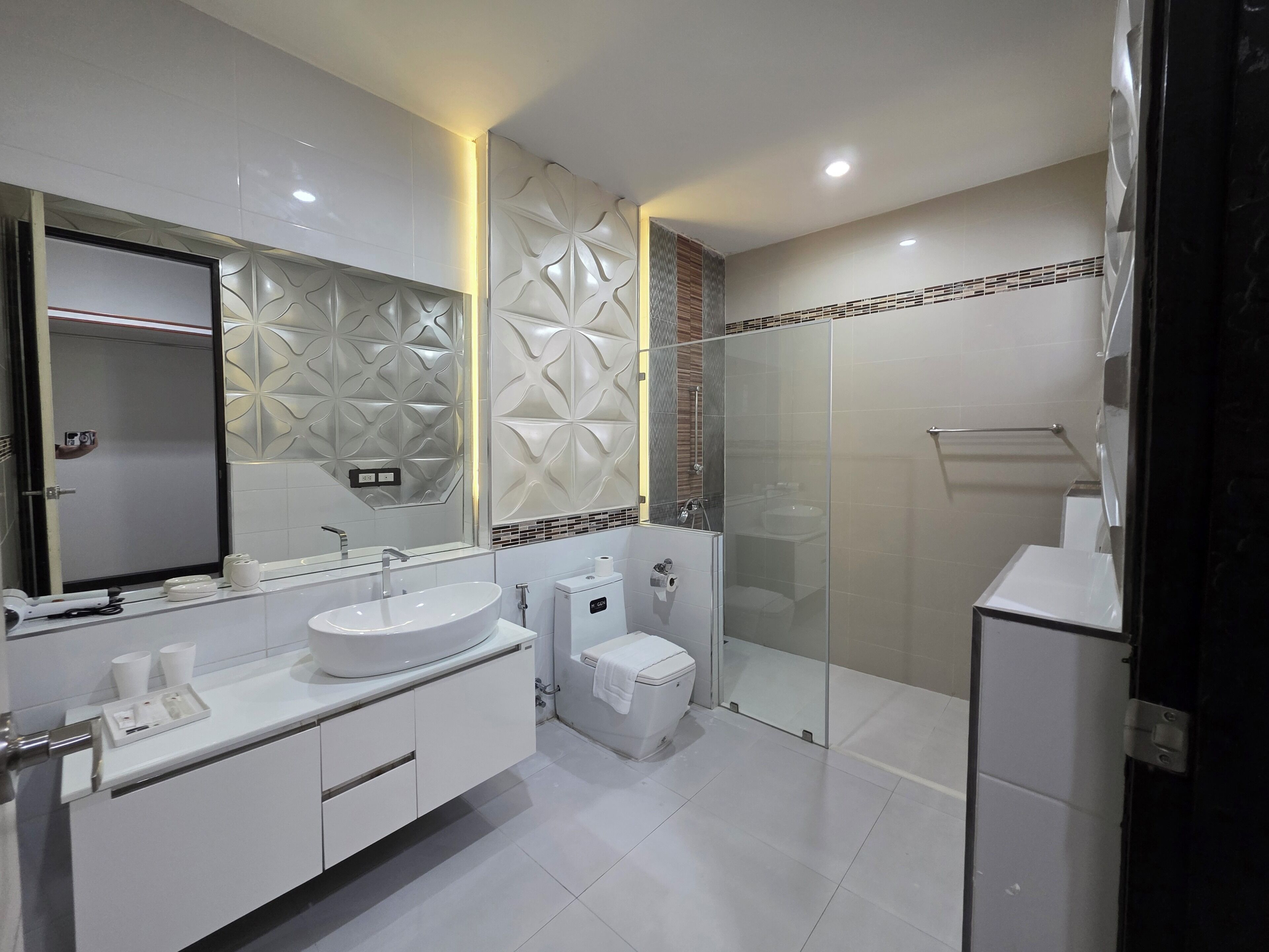 Suite Room | Baño | Ducha, secador de pelo, toallas y jabón