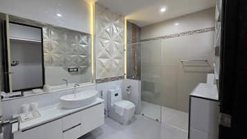Suite Room | Baño | Ducha, secador de pelo, toallas y jabón