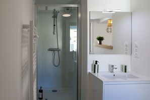 Douche, sèche-cheveux