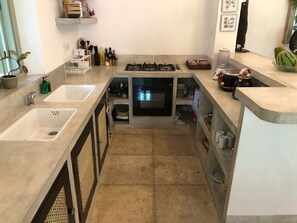 ดีลักซ์วิลล่า, 2 ห้องนอน, เครื่องปรับอากาศ, วิวสวน | ครัวส่วนตัว