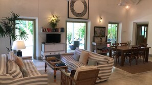 ดีลักซ์วิลล่า, 2 ห้องนอน, เครื่องปรับอากาศ, วิวสวน | บริเวณนั่งเล่น