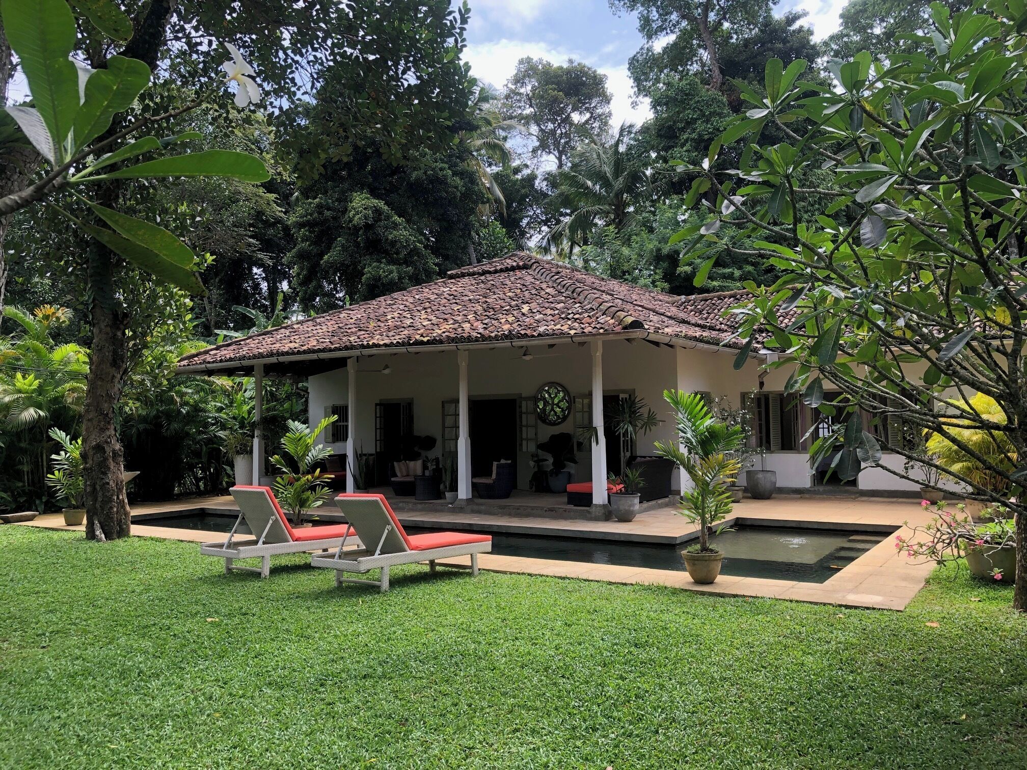 ดีลักซ์วิลล่า, 2 ห้องนอน, เครื่องปรับอากาศ, วิวสวน | ด้านหน้าที่พัก