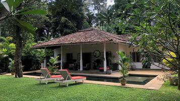 Deluxe-Villa, 2 Schlafzimmer, Klimaanlage, Gartenblick | Fassade der Unterkunft