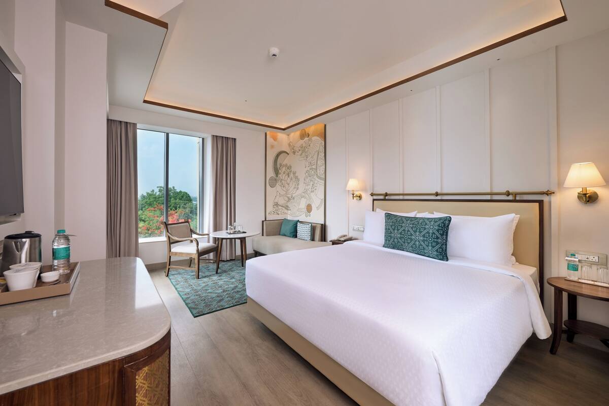 Habitación superior, 1 cama doble | Ropa de cama hipoalergénica, minibar, escritorio