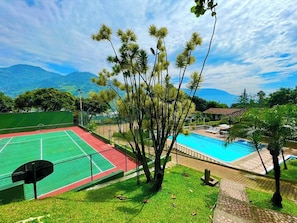 A tennis court, a swimming pool, and a view of mountains. - Natural paradise near Medellín (Girardota)