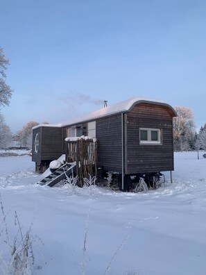 Exterior - Circus wagon on wheels, Tinyhouse, Tinyhaus, on a green field, near Hamburg (Hammah)