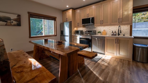 Une cuisine moderne avec des meubles en bois, un îlot central et une grande fenêtre.