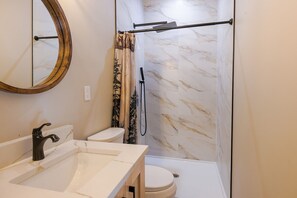 Shower, towels, soap, toilet paper - Cozy 2-bedroom cabin in adorable Deming with AC (Deming)