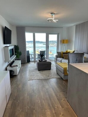 TV, fireplace - 2 bed 2 bath Waterfront Luxury Apartment (Southampton)