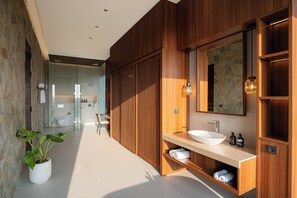 Regadera, secadora de cabello, bidet, toallas 