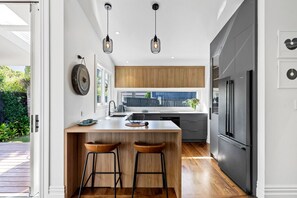 Private kitchen - Beautiful Ponsonby Villa With Hot Tub Office And Fireplace (Auckland)