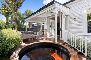 Terrace/patio - Beautiful Ponsonby Villa With Hot Tub Office And Fireplace (Auckland)