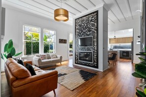 Living area - Beautiful Ponsonby Villa With Hot Tub Office And Fireplace (Auckland)