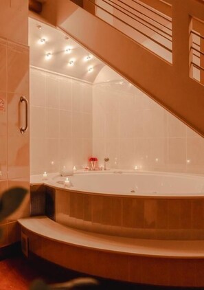 Suite Deluks, balkon, pemandangan kebun | Kamar mandi