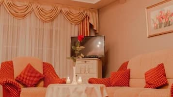 Suíte luxo, sacada, vista para o jardim | Área de estar