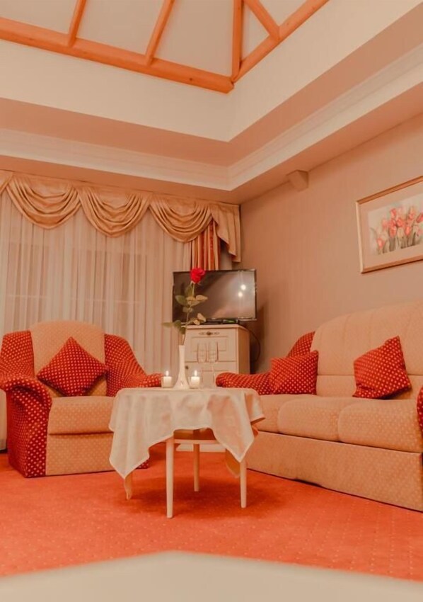 Deluxe Suite, Balcony, Garden View | Living area - Hotel & Restaurant SE-MI (Veliko Trgovišće)
