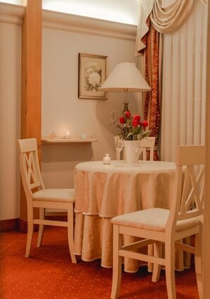 Phòng Suite Deluxe, ban công, quang cảnh vườn | Truy cập Internet không dây miễn phí 