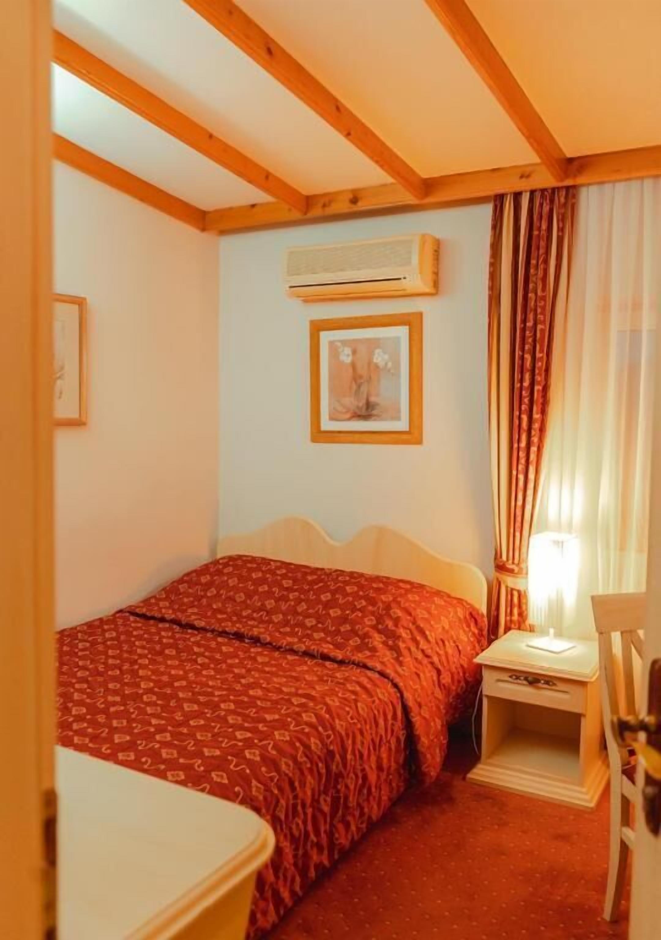 Basic-herbergi með tvíbreiðu rúmi | Ókeypis þráðlaus nettenging