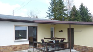 Unclassified image, 2 of 17, button - Vacation home in a quiet location near Schwarzenberg, large sunbathing lawn, child-friendly (Schwarzenberg/Erzgebirge)