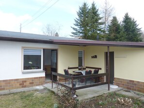 Outdoor dining - Vacation home in a quiet location near Schwarzenberg, large sunbathing lawn, child-friendly (Schwarzenberg/Erzgebirge)
