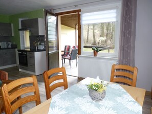 Dining - Vacation home in a quiet location near Schwarzenberg, large sunbathing lawn, child-friendly (Schwarzenberg/Erzgebirge)
