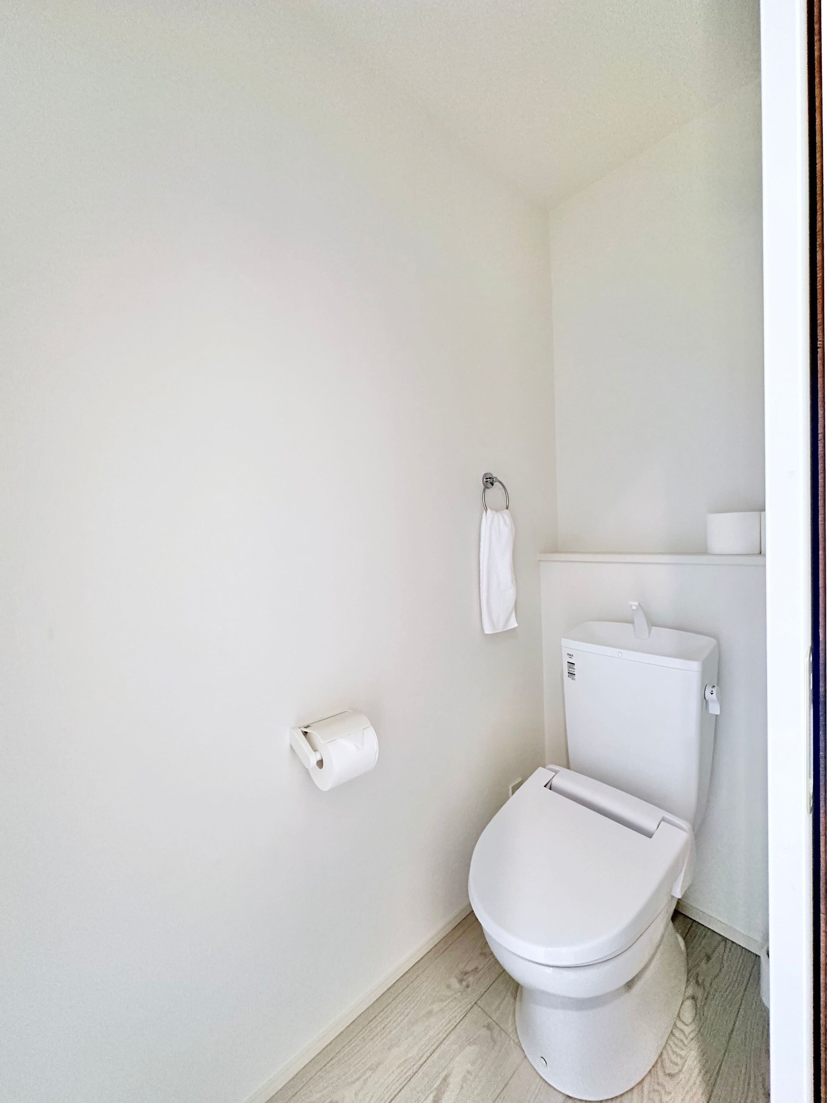 Shower, hair dryer, towels, shampoo