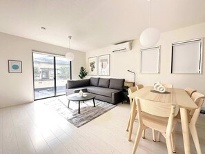 Una televisión, una oficina