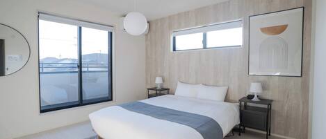 Desk, iron/ironing board, WiFi, bed sheets