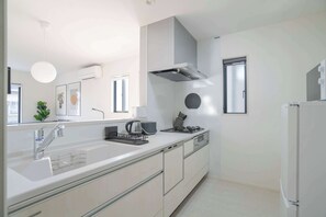 Jääkaappi, mikroaaltouuni, liesi, vedenkeitin